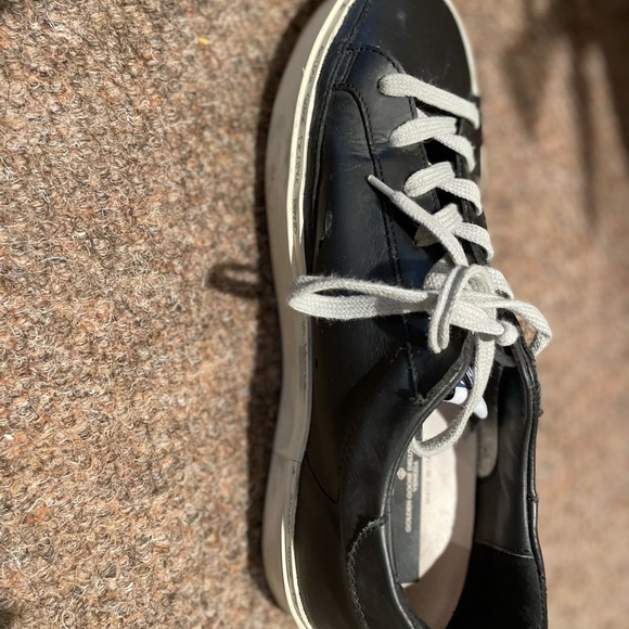 Barely worn black with gold hi star golden goose! Size 39. - Picture 3 of 4